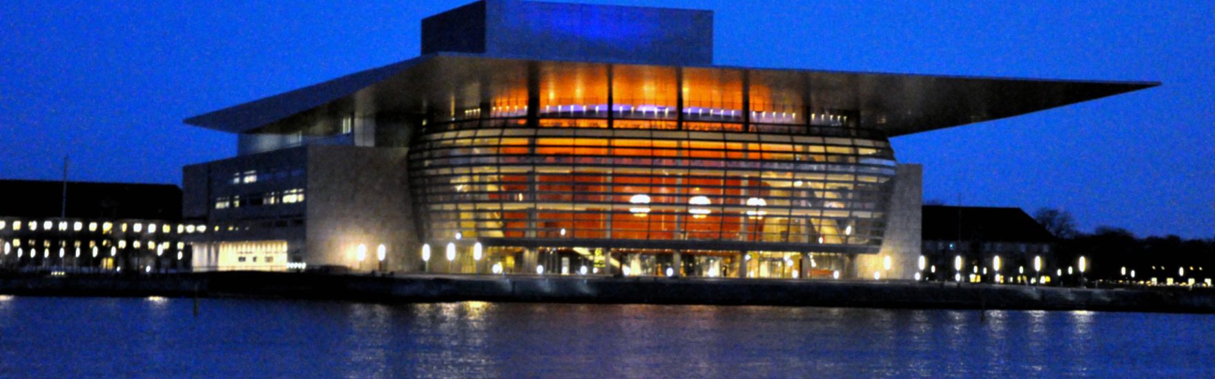 Operaen i København en aften ved havnen